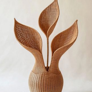 Nordic-style rattan leaf decorations are used on the living room table to complement real flower bouquets