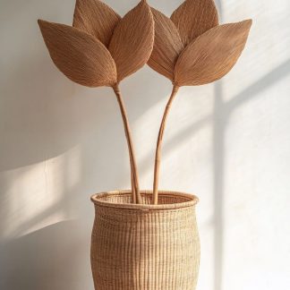 The indoor wicker leaf decoration with Nordic-style real flowers is used for the living room table decoration