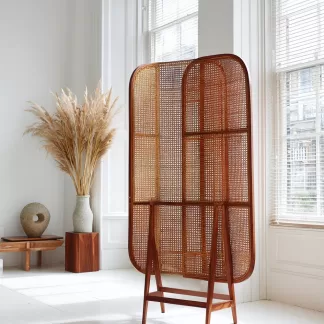 A rattan screen partition is used to block the entrance of the living room, directly facing the main entrance. It is a medieval folding and movable living room with a Japanese-style shielding effect
