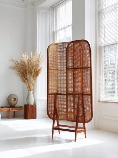 A rattan screen partition is used to block the entrance of the living room, directly facing the main entrance. It is a medieval folding and movable living room with a Japanese-style shielding effect